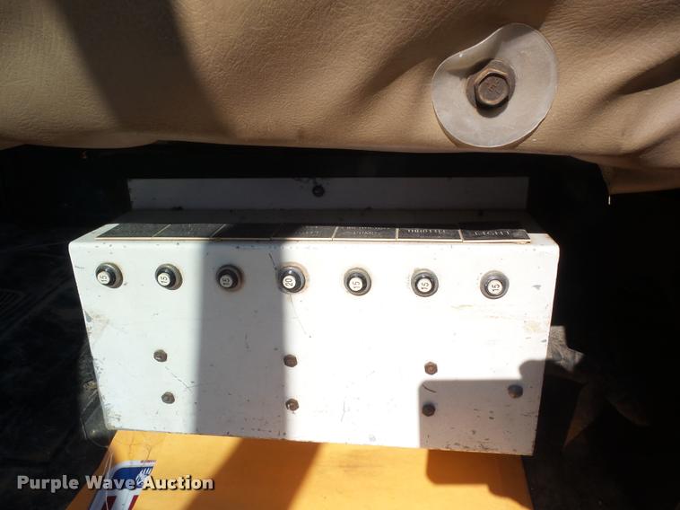 image for item J8615 1992 International 4900 bucket truck