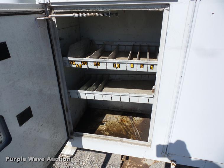 image for item J8615 1992 International 4900 bucket truck