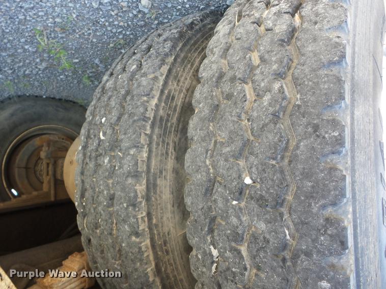 image for item J8615 1992 International 4900 bucket truck