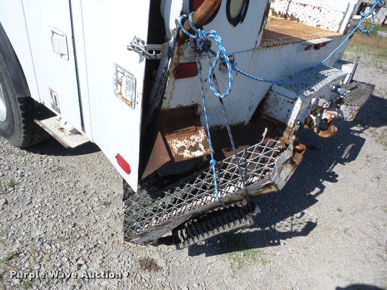 image for item J8615 1992 International 4900 bucket truck