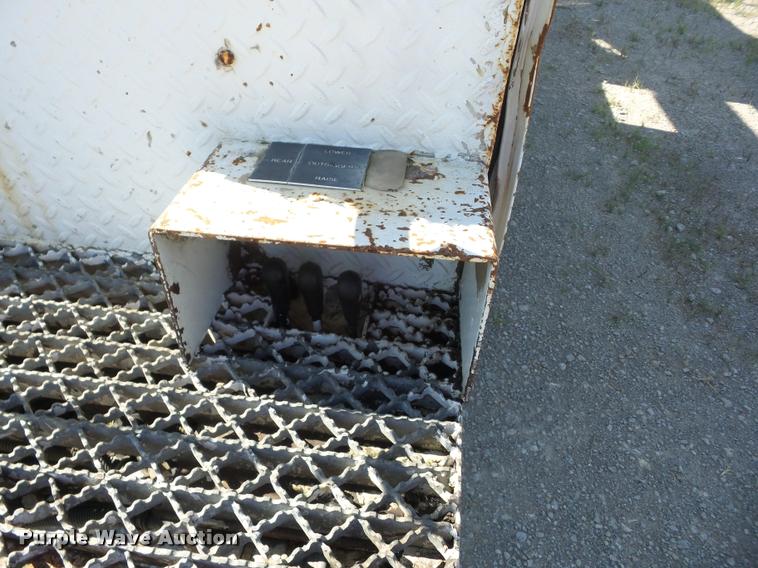 image for item J8615 1992 International 4900 bucket truck