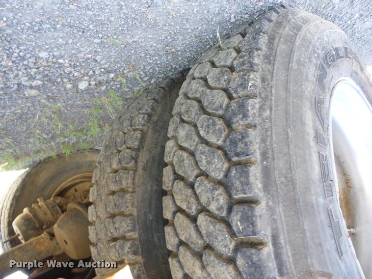 image for item J8615 1992 International 4900 bucket truck