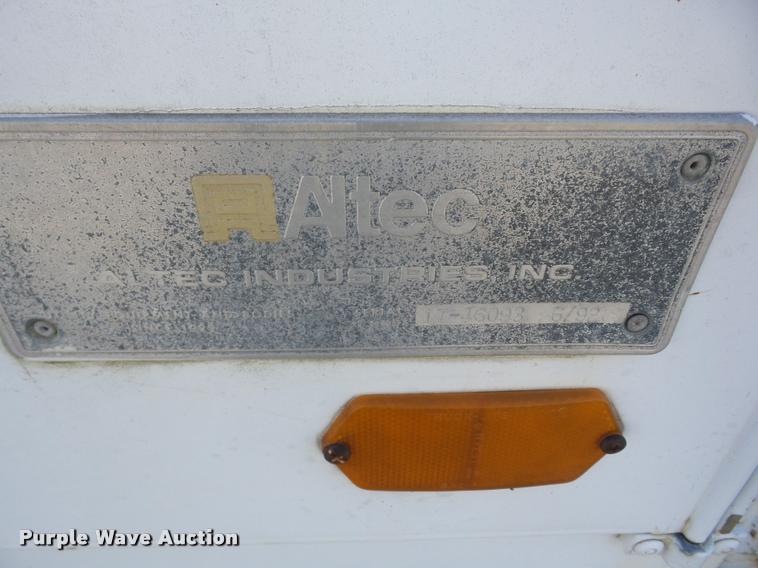 image for item J8615 1992 International 4900 bucket truck