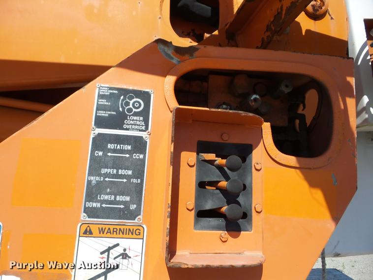 image for item J8615 1992 International 4900 bucket truck