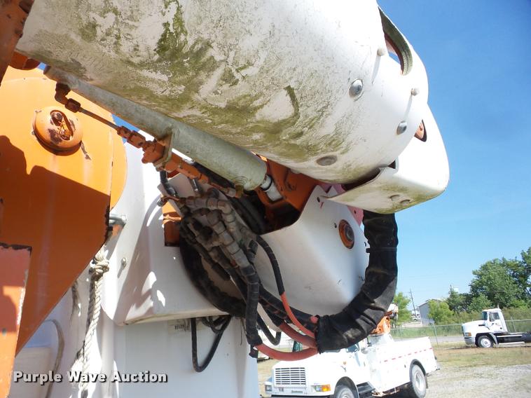 image for item J8615 1992 International 4900 bucket truck