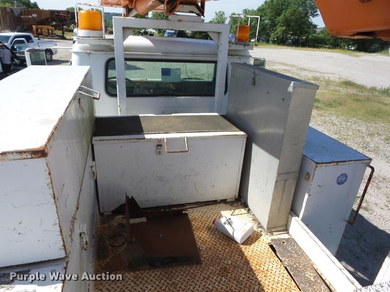 image for item J8615 1992 International 4900 bucket truck