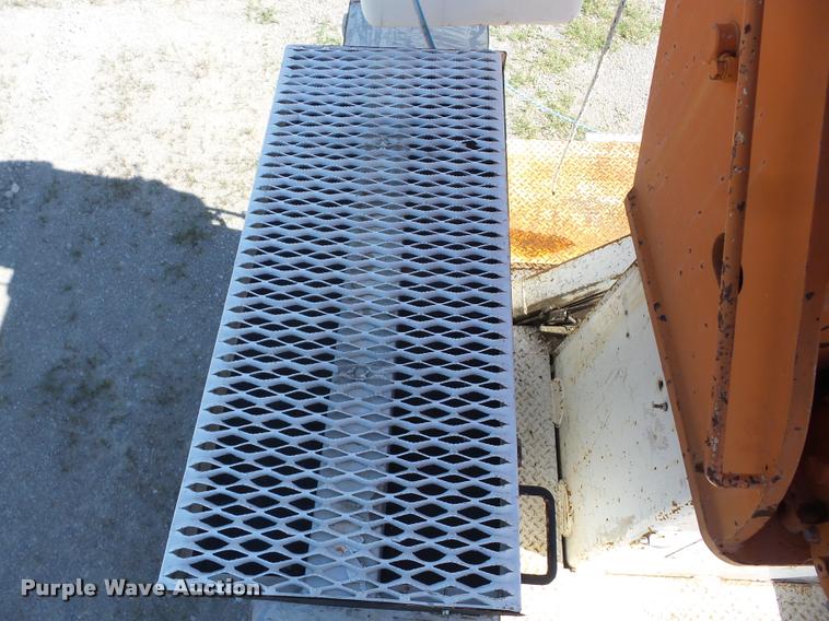 image for item J8615 1992 International 4900 bucket truck