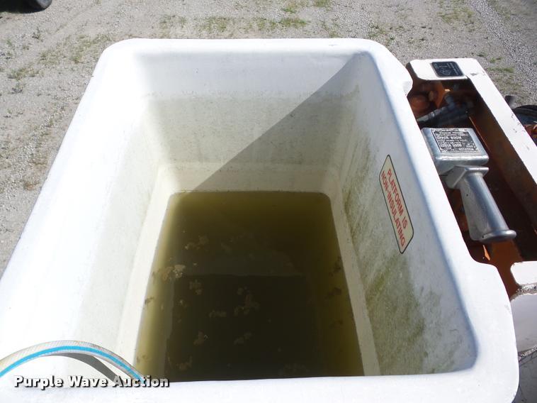 image for item J8615 1992 International 4900 bucket truck