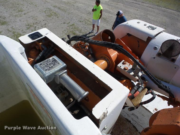 image for item J8615 1992 International 4900 bucket truck