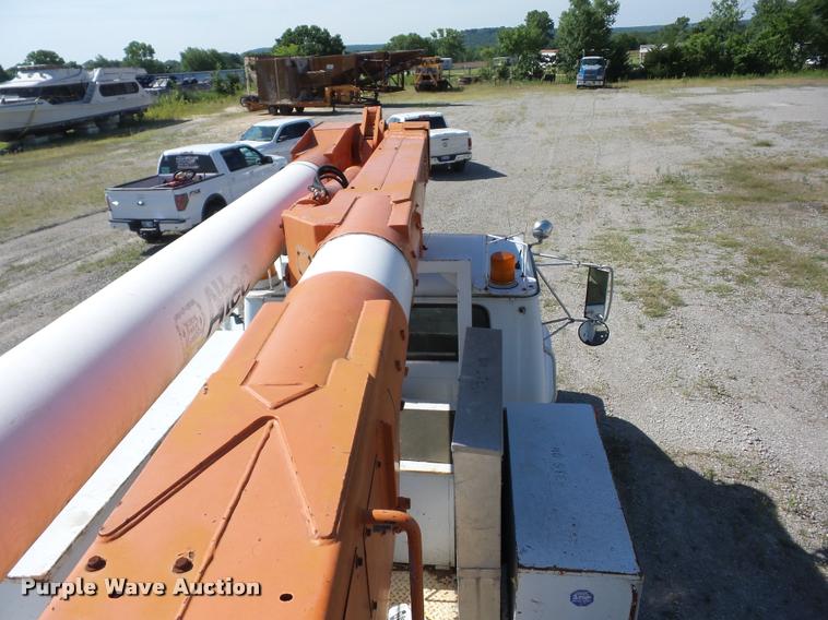 image for item J8615 1992 International 4900 bucket truck