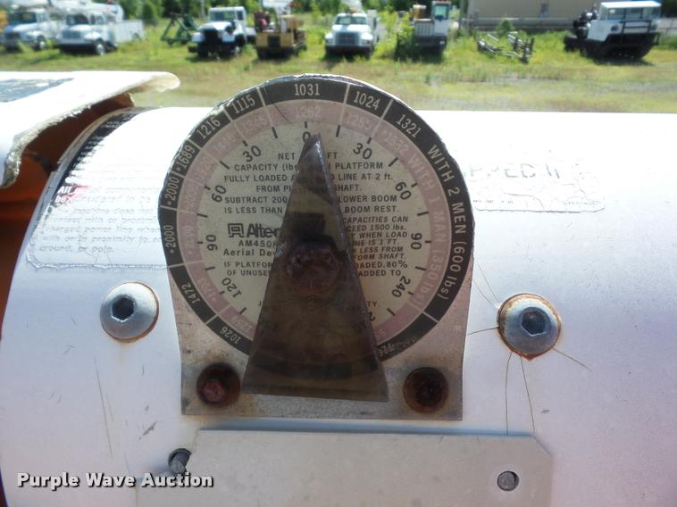 image for item J8615 1992 International 4900 bucket truck