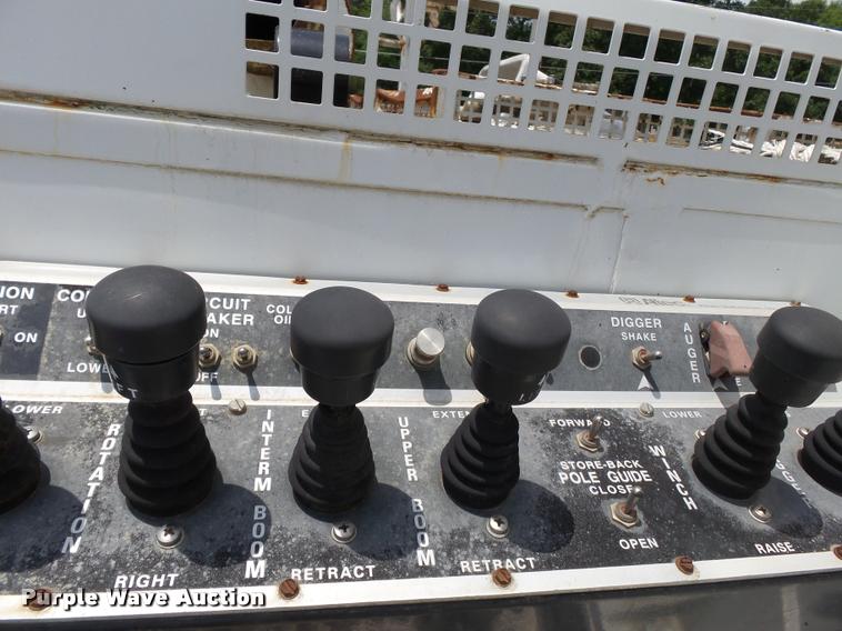 image for item K3272 2003 Freightliner FL80 digger derrick truck