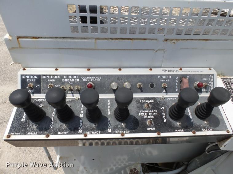 image for item K3272 2003 Freightliner FL80 digger derrick truck