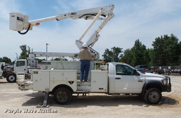 image for item K3273 2008 Dodge Ram 5500 bucket truck