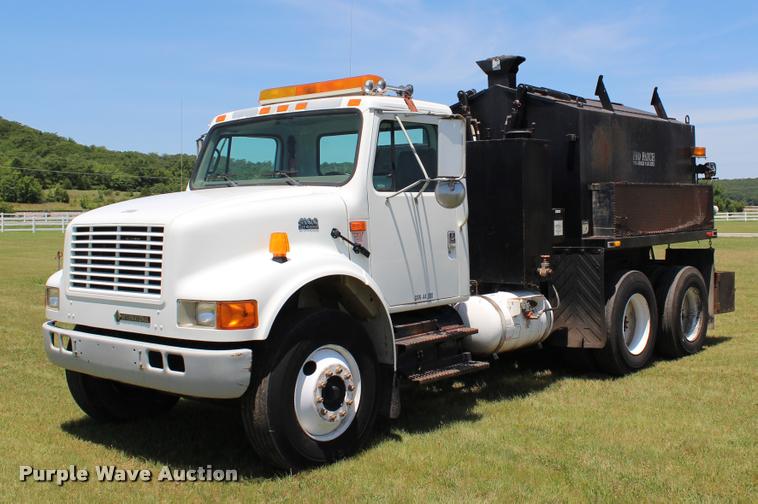 image for item L1967 2001 International 4900 asphalt patch truck