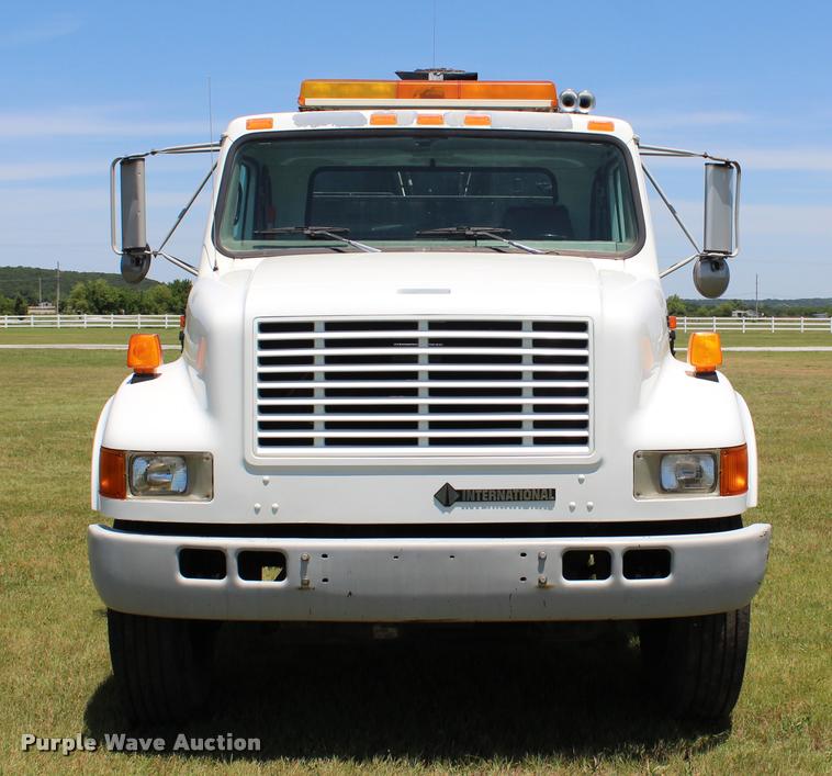 image for item L1967 2001 International 4900 asphalt patch truck