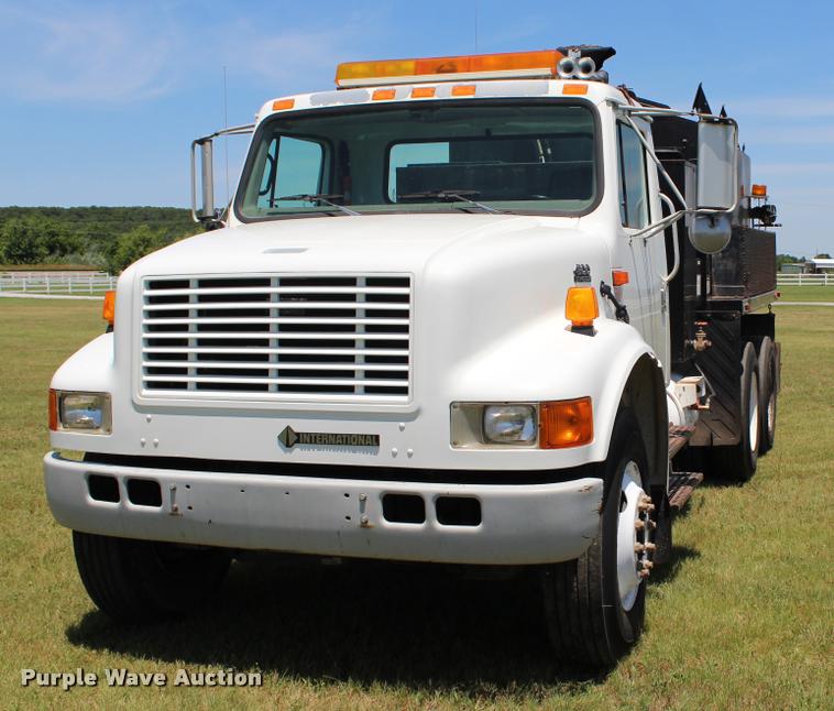 image for item L1967 2001 International 4900 asphalt patch truck