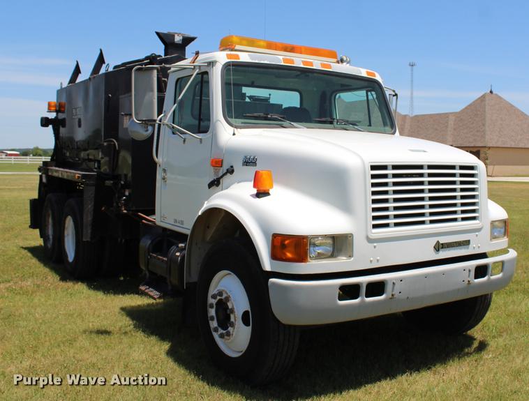 image for item L1967 2001 International 4900 asphalt patch truck
