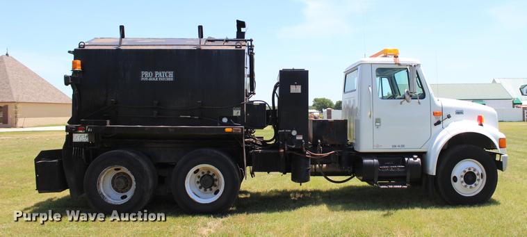 image for item L1967 2001 International 4900 asphalt patch truck