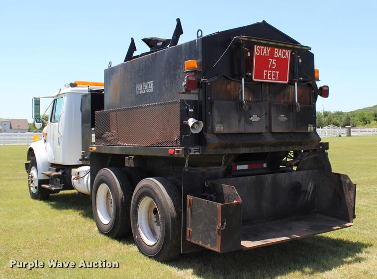 image for item L1967 2001 International 4900 asphalt patch truck