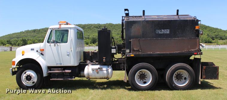 image for item L1967 2001 International 4900 asphalt patch truck