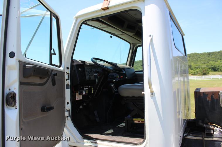 image for item L1967 2001 International 4900 asphalt patch truck