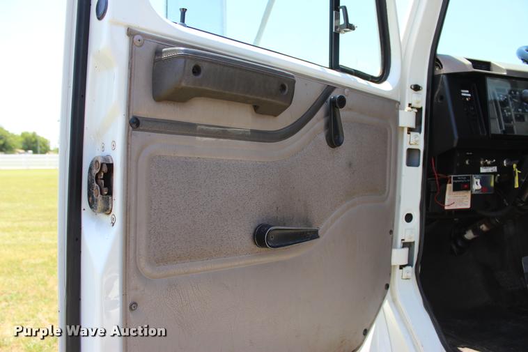 image for item L1967 2001 International 4900 asphalt patch truck