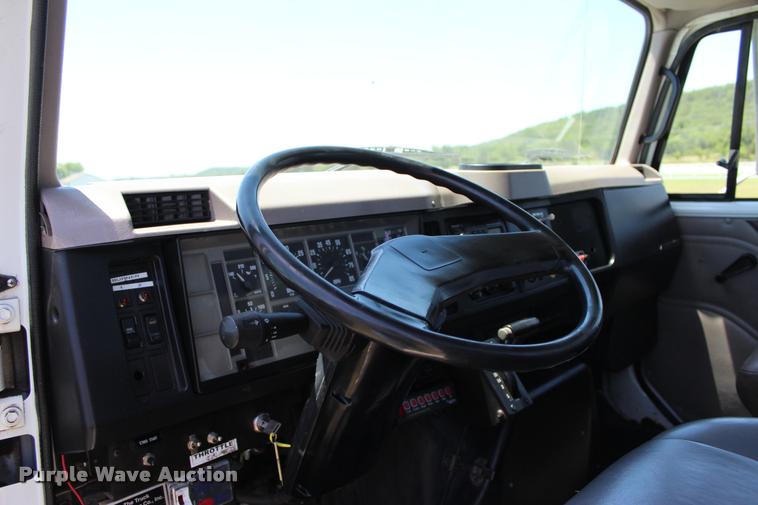 image for item L1967 2001 International 4900 asphalt patch truck