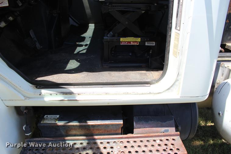 image for item L1967 2001 International 4900 asphalt patch truck