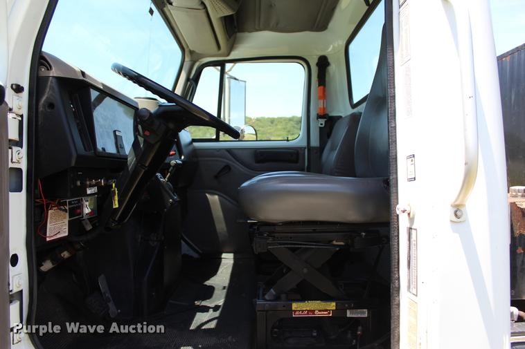 image for item L1967 2001 International 4900 asphalt patch truck