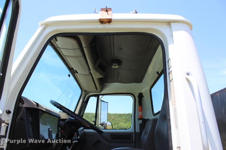 image for item L1967 2001 International 4900 asphalt patch truck