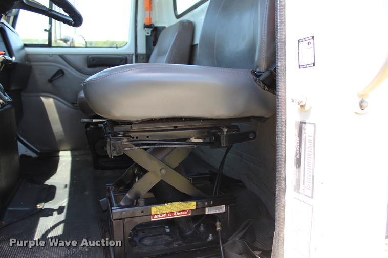 image for item L1967 2001 International 4900 asphalt patch truck