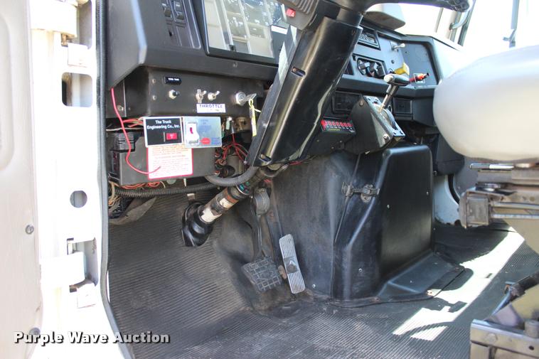 image for item L1967 2001 International 4900 asphalt patch truck