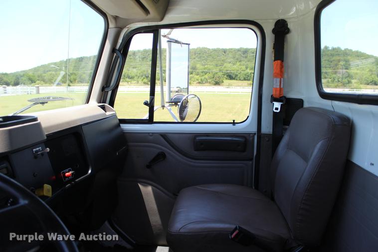 image for item L1967 2001 International 4900 asphalt patch truck