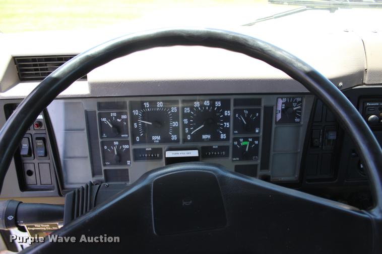 image for item L1967 2001 International 4900 asphalt patch truck