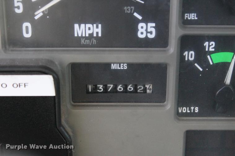 image for item L1967 2001 International 4900 asphalt patch truck