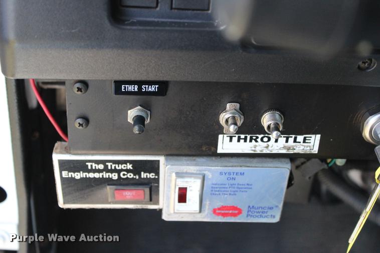 image for item L1967 2001 International 4900 asphalt patch truck