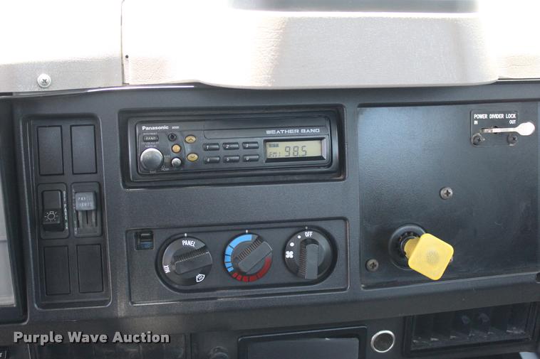 image for item L1967 2001 International 4900 asphalt patch truck