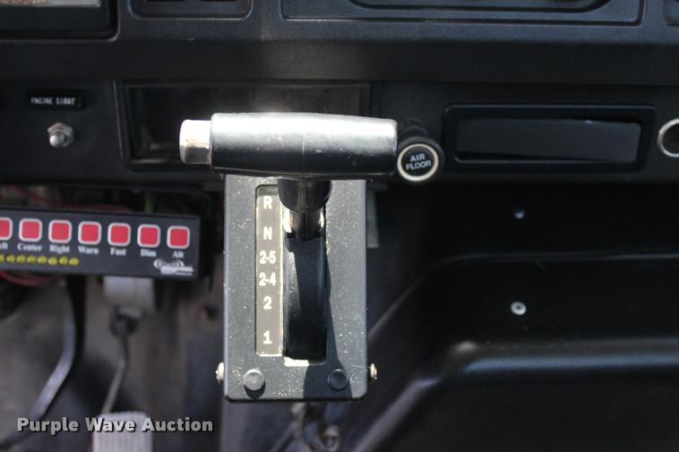 image for item L1967 2001 International 4900 asphalt patch truck