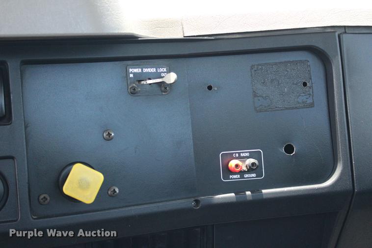 image for item L1967 2001 International 4900 asphalt patch truck