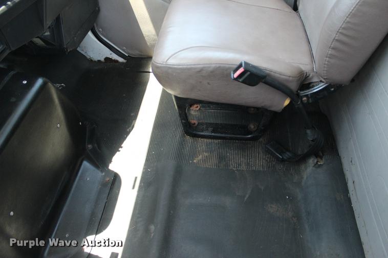 image for item L1967 2001 International 4900 asphalt patch truck