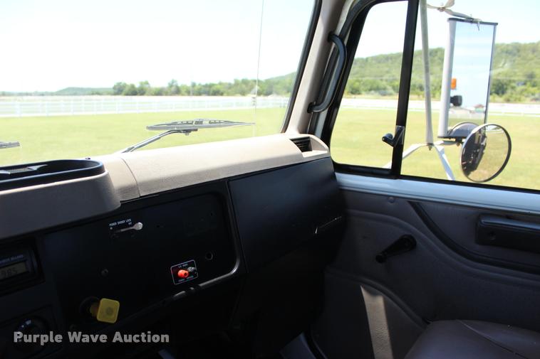 image for item L1967 2001 International 4900 asphalt patch truck