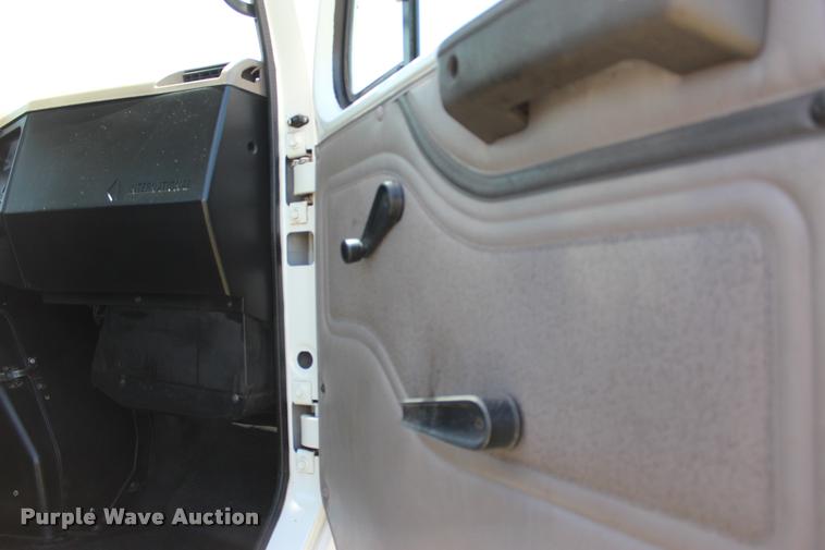 image for item L1967 2001 International 4900 asphalt patch truck