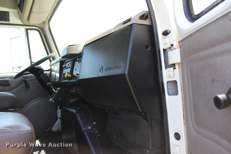 image for item L1967 2001 International 4900 asphalt patch truck