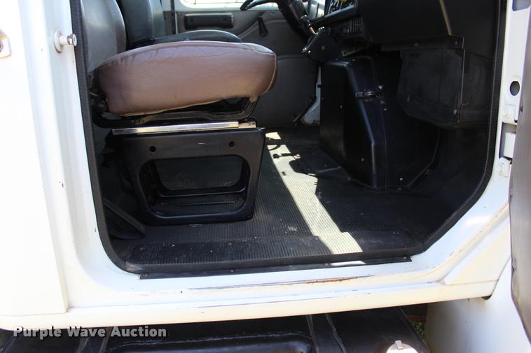 image for item L1967 2001 International 4900 asphalt patch truck