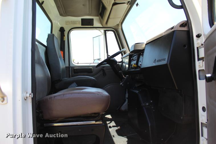 image for item L1967 2001 International 4900 asphalt patch truck