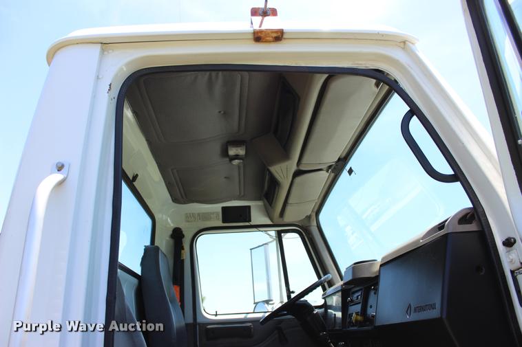 image for item L1967 2001 International 4900 asphalt patch truck