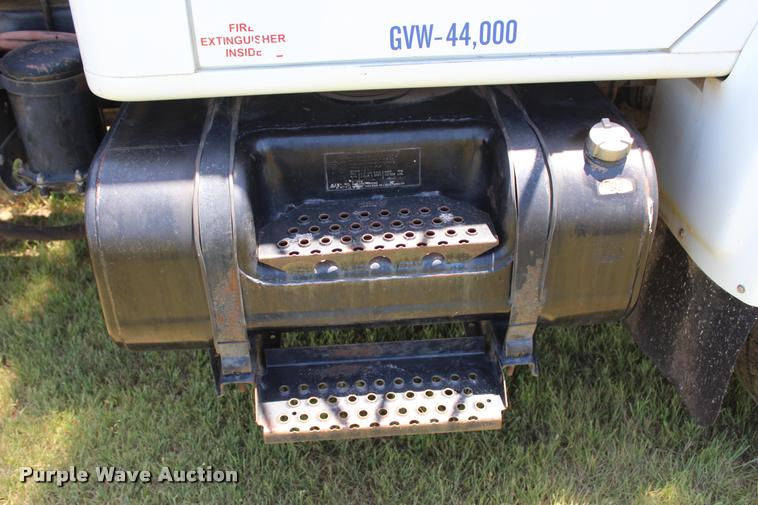 image for item L1967 2001 International 4900 asphalt patch truck