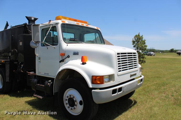 image for item L1967 2001 International 4900 asphalt patch truck