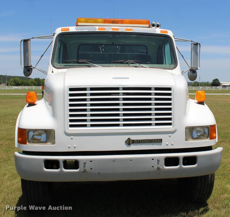 image for item L1967 2001 International 4900 asphalt patch truck